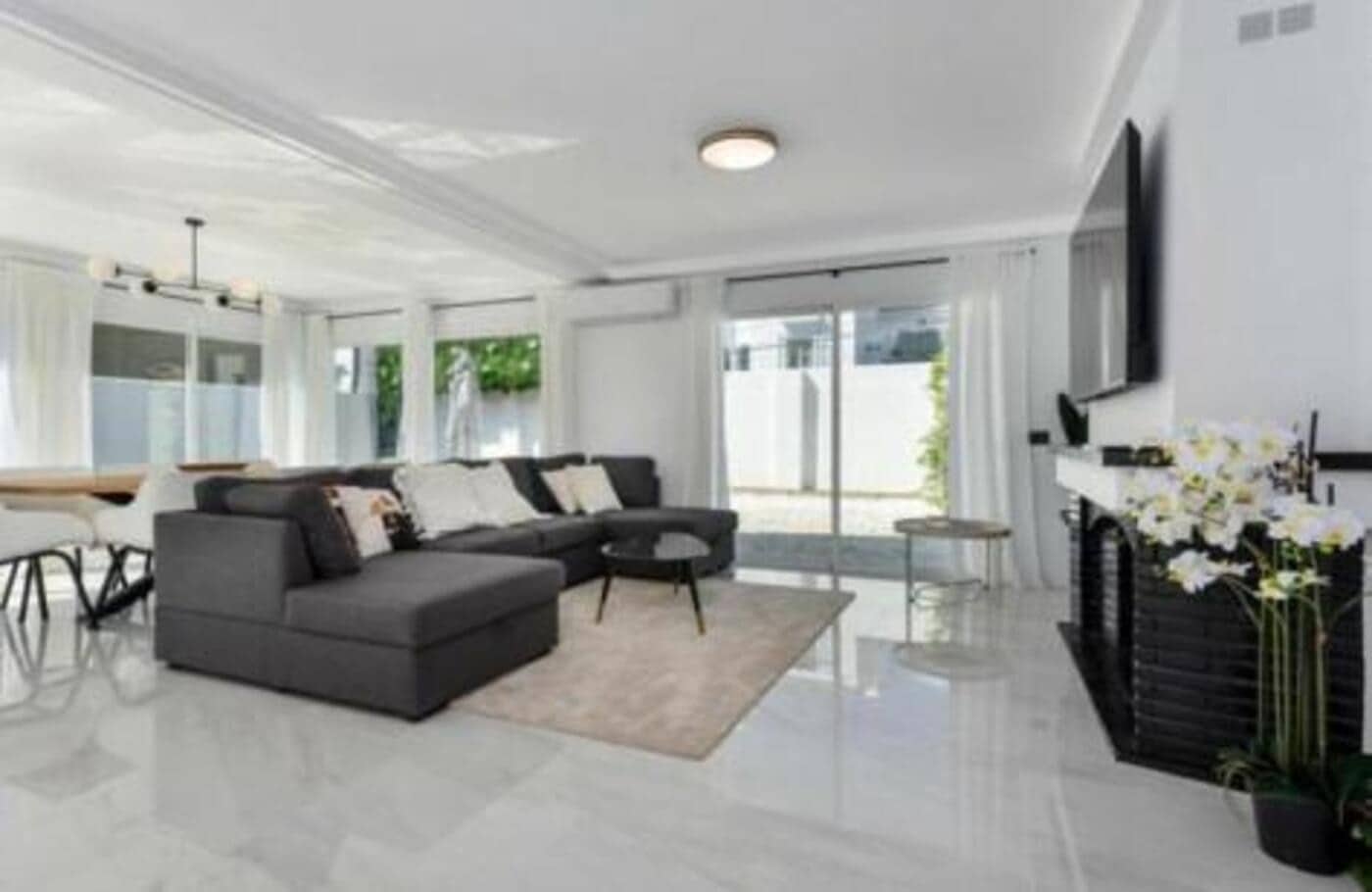 Villa/Maison de 4 chambres à louer à Nueva Andalucia avec piscine garage - 7 000 € (Ref: 9636230)