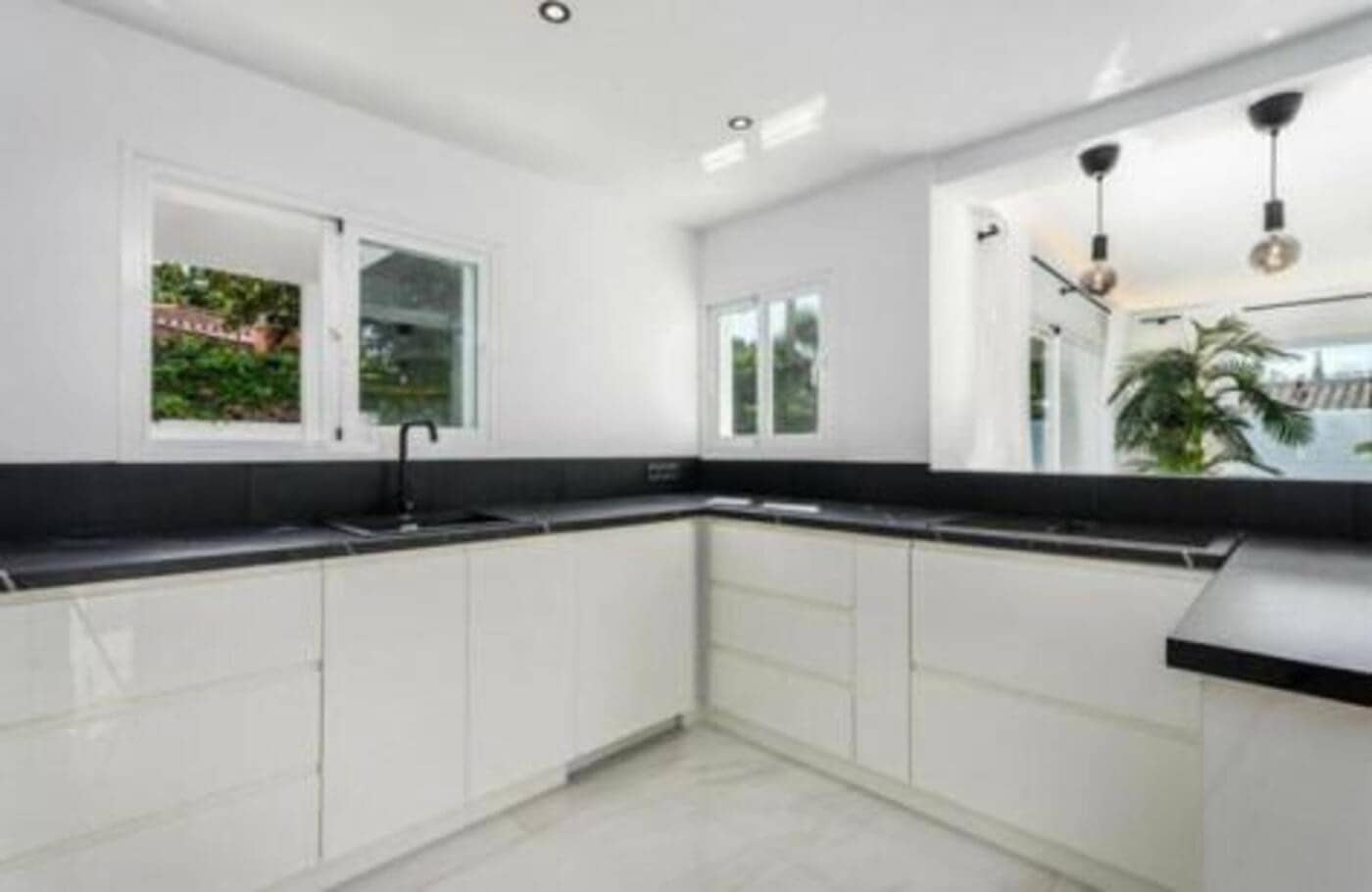 Villa/Maison de 4 chambres à louer à Nueva Andalucia avec piscine garage - 7 000 € (Ref: 9636230)