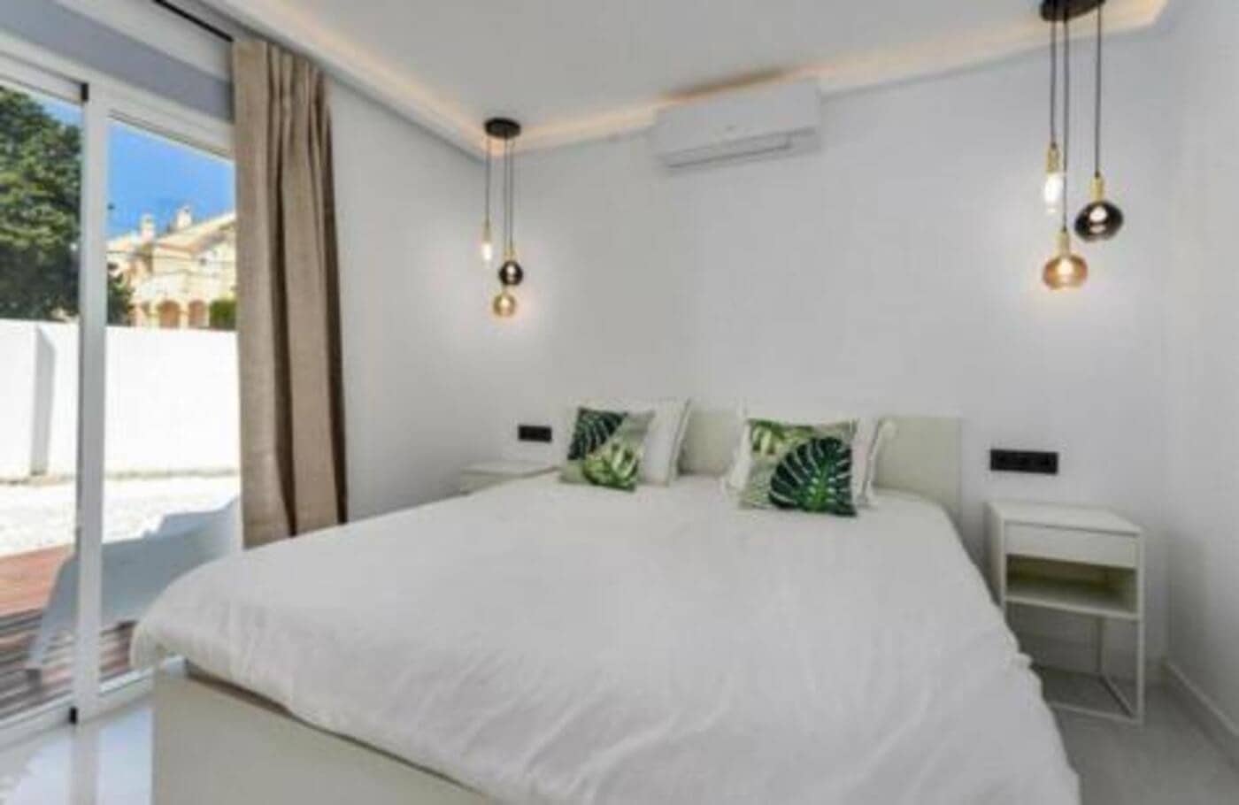 Villa/Maison de 4 chambres à louer à Nueva Andalucia avec piscine garage - 7 000 € (Ref: 9636230)