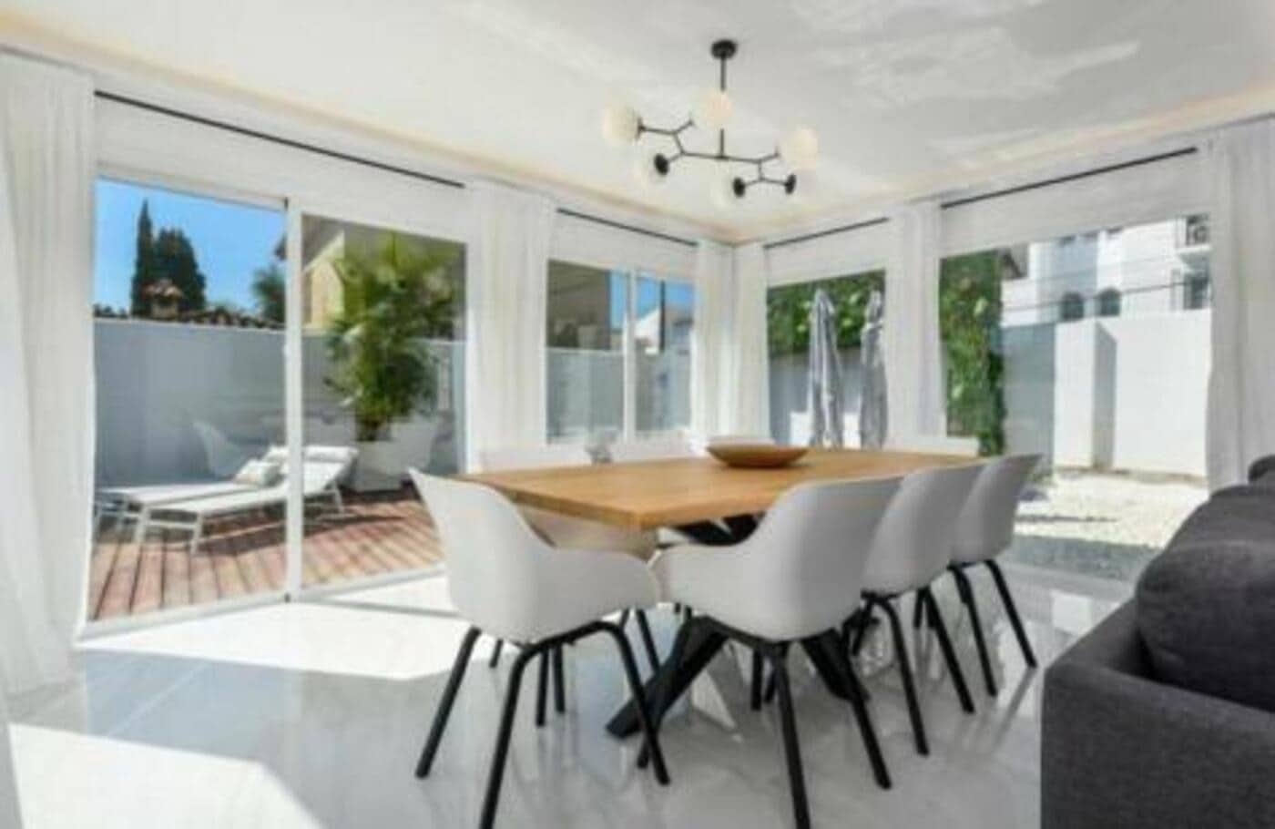 Villa/Maison de 4 chambres à louer à Nueva Andalucia avec piscine garage - 7 000 € (Ref: 9636230)