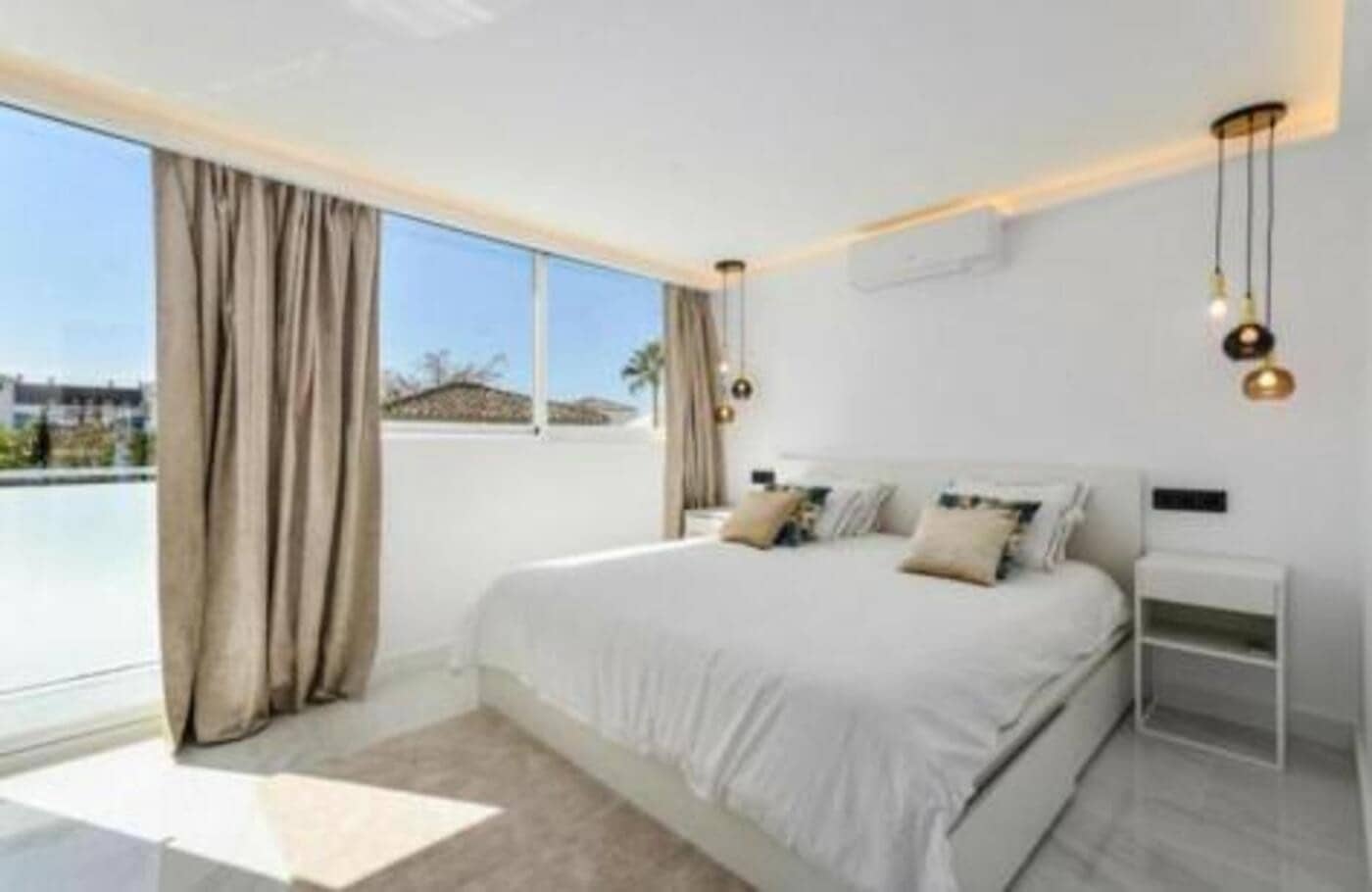 Villa/Maison de 4 chambres à louer à Nueva Andalucia avec piscine garage - 7 000 € (Ref: 9636230)