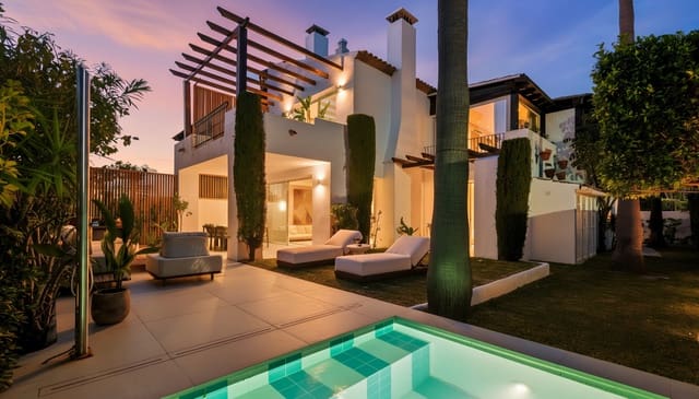 4 sovrum Semi-fristående Villa till salu i Lomas De Marbella, Marbella med pool garage - 2 595 000 € (Ref: 9636231)