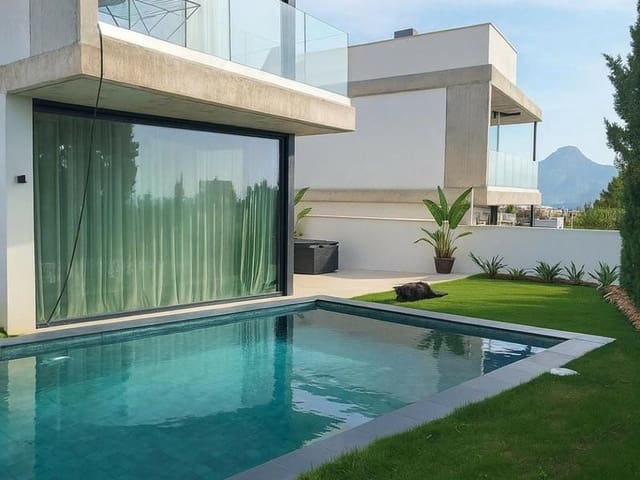 4 sypialnia Willa na sprzedaż w Los Naranjos, Marbella z basenem garażem - 3 450 000 € (Ref: 9643637)