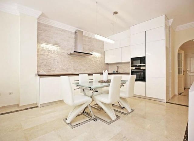 Appartement de 3 chambres à louer à Las Brisas, Marbella avec piscine garage - 2 600 € (Ref: 9646736)