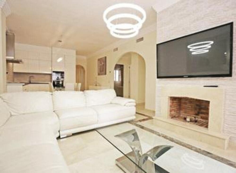 Appartement de 3 chambres à louer à Marbella avec piscine garage - 2 600 € (Ref: 9646736)