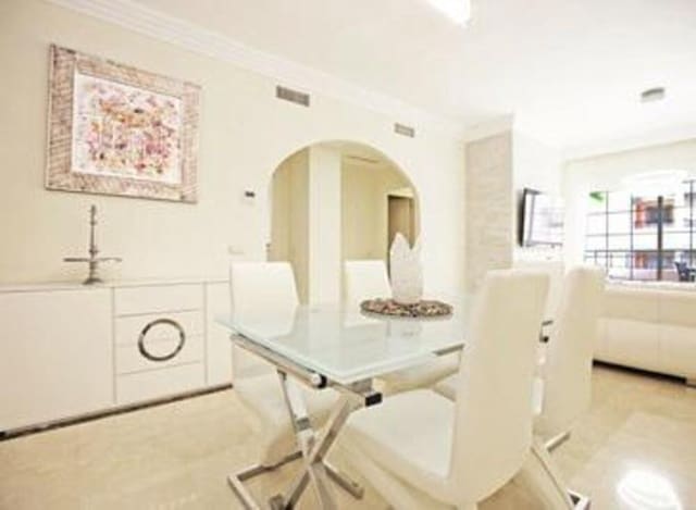 Appartement de 3 chambres à louer à Las Brisas, Marbella avec piscine garage - 2 600 € (Ref: 9646736)