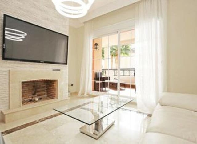 Appartement de 3 chambres à louer à Las Brisas, Marbella avec piscine garage - 2 600 € (Ref: 9646736)