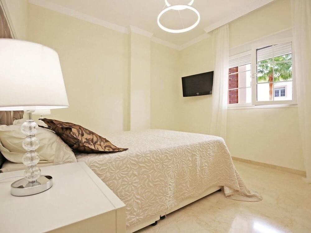 Appartement de 3 chambres à louer à Marbella avec piscine garage - 2 600 € (Ref: 9646736)