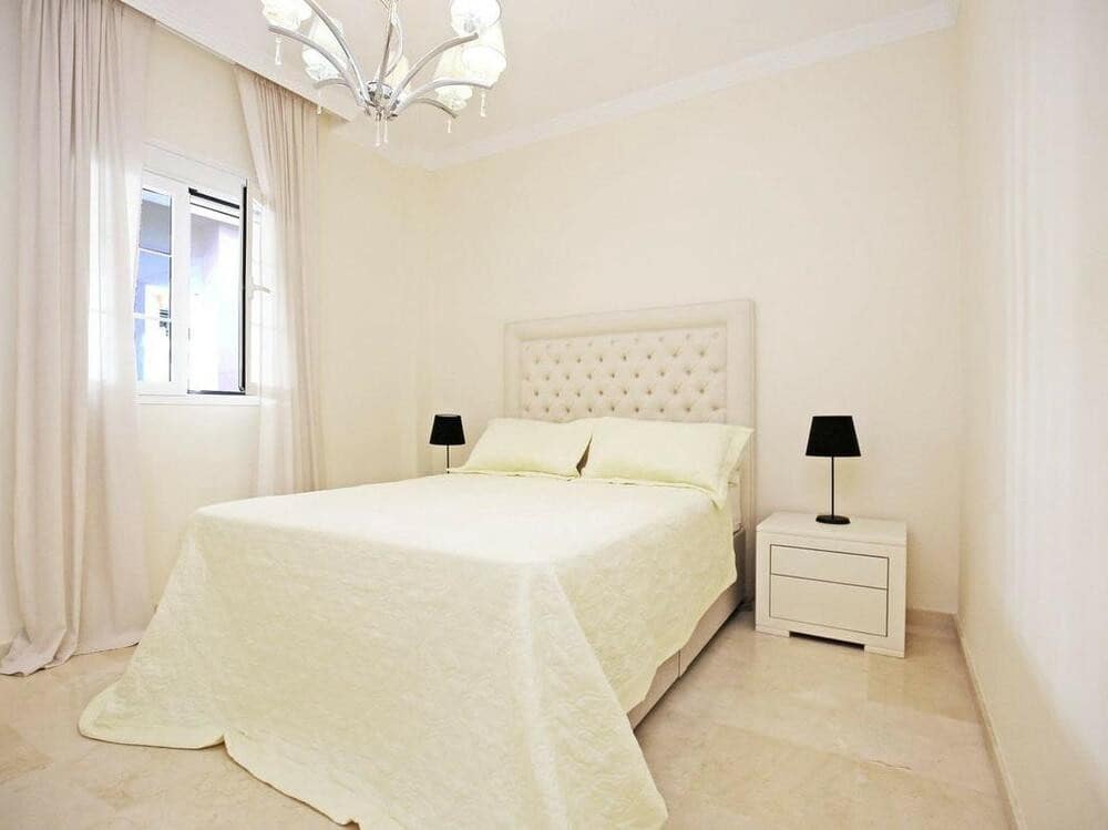 Appartement de 3 chambres à louer à Marbella avec piscine garage - 2 600 € (Ref: 9646736)