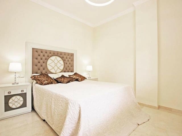 Appartement de 3 chambres à louer à Las Brisas, Marbella avec piscine garage - 2 600 € (Ref: 9646736)