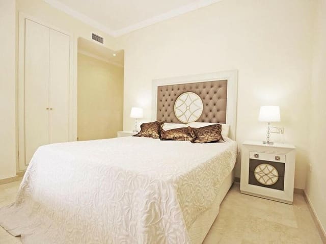 Appartement de 3 chambres à louer à Las Brisas, Marbella avec piscine garage - 2 600 € (Ref: 9646736)