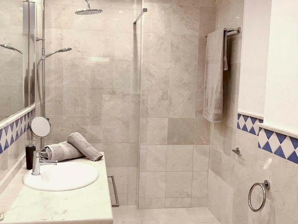 Appartement de 3 chambres à louer à Marbella avec piscine garage - 2 600 € (Ref: 9646736)