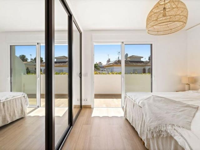 4 bedroom Townhouse for sale in Los Angeles, Marbella with garage - € 1,120,000 (Ref: 9646738)