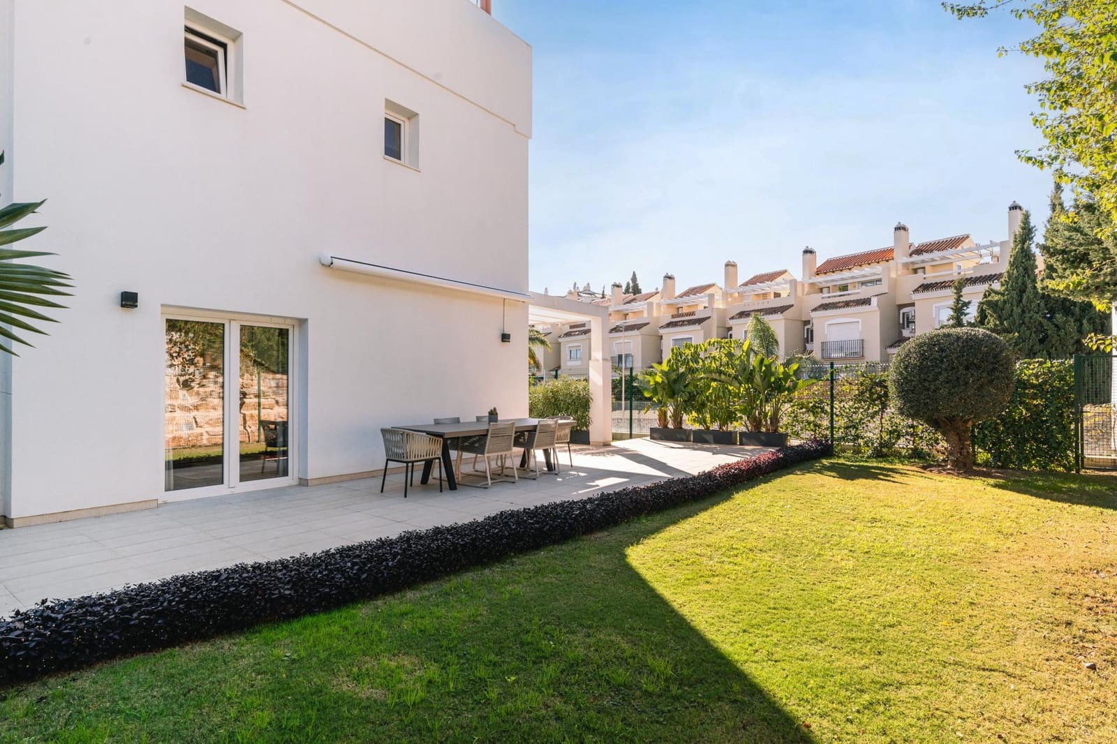 3 soveværelse Byhus til leje i Mijas Costa med swimmingpool garage - € 5.000 (Ref: 9651015)