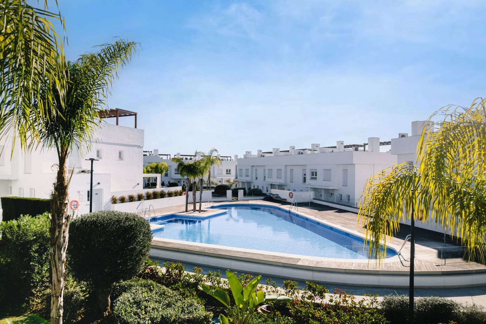 3 soveværelse Byhus til leje i Mijas Costa med swimmingpool garage - € 5.000 (Ref: 9651015)