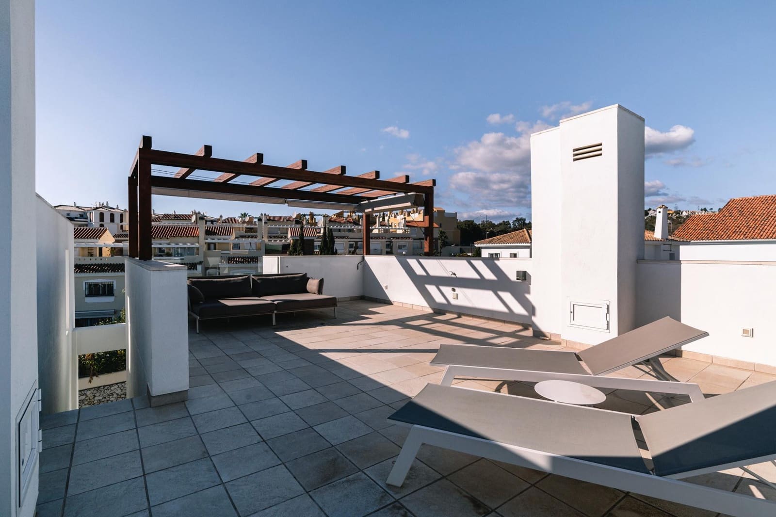 3 soveværelse Byhus til leje i Mijas Costa med swimmingpool garage - € 5.000 (Ref: 9651015)