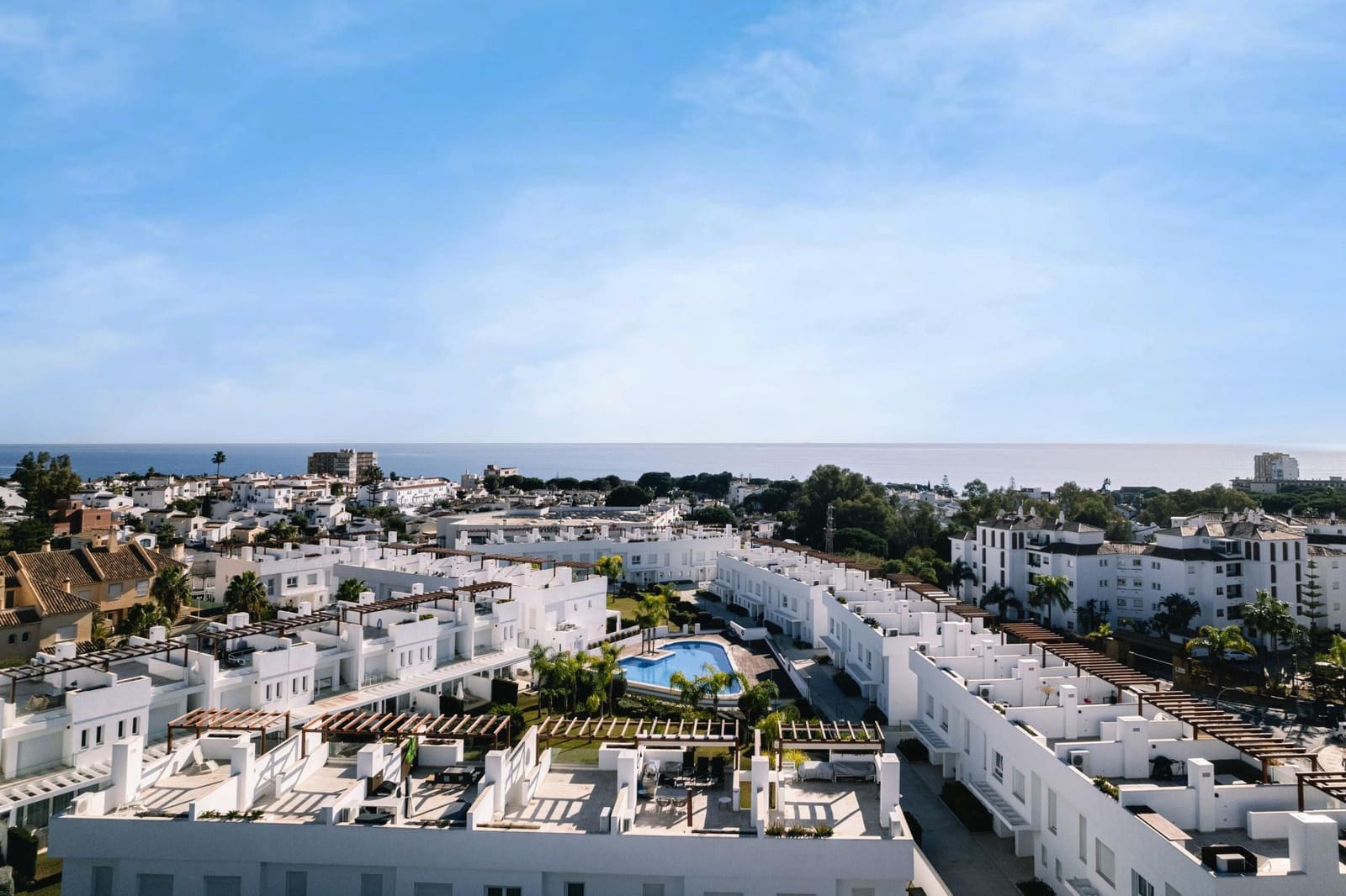 3 soveværelse Byhus til leje i Mijas Costa med swimmingpool garage - € 5.000 (Ref: 9651015)