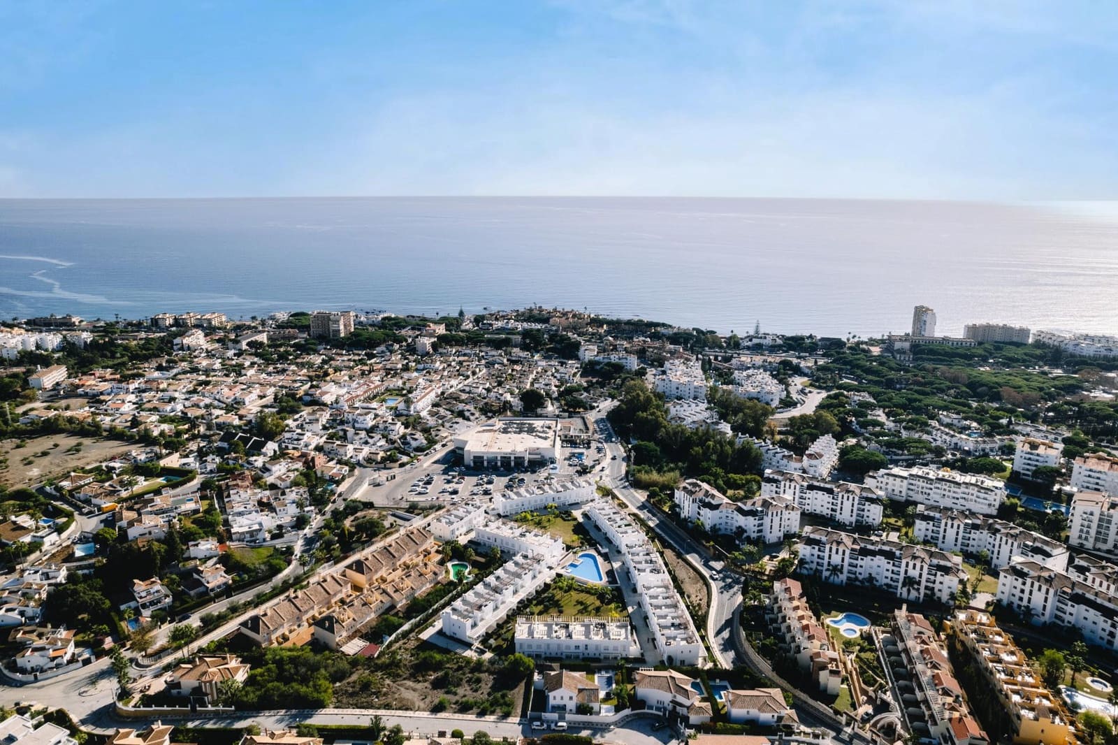 3 soveværelse Byhus til leje i Mijas Costa med swimmingpool garage - € 5.000 (Ref: 9651015)