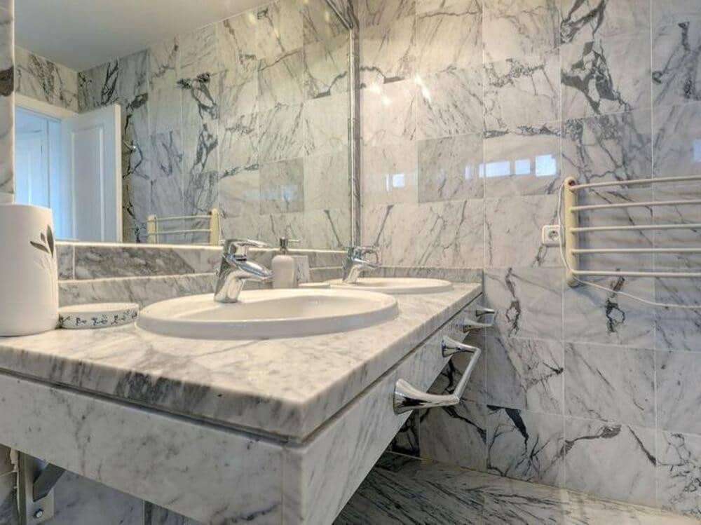 5 quarto Penthouse para venda em Marbella com piscina garagem - 860 000 € (Ref: 9654502)