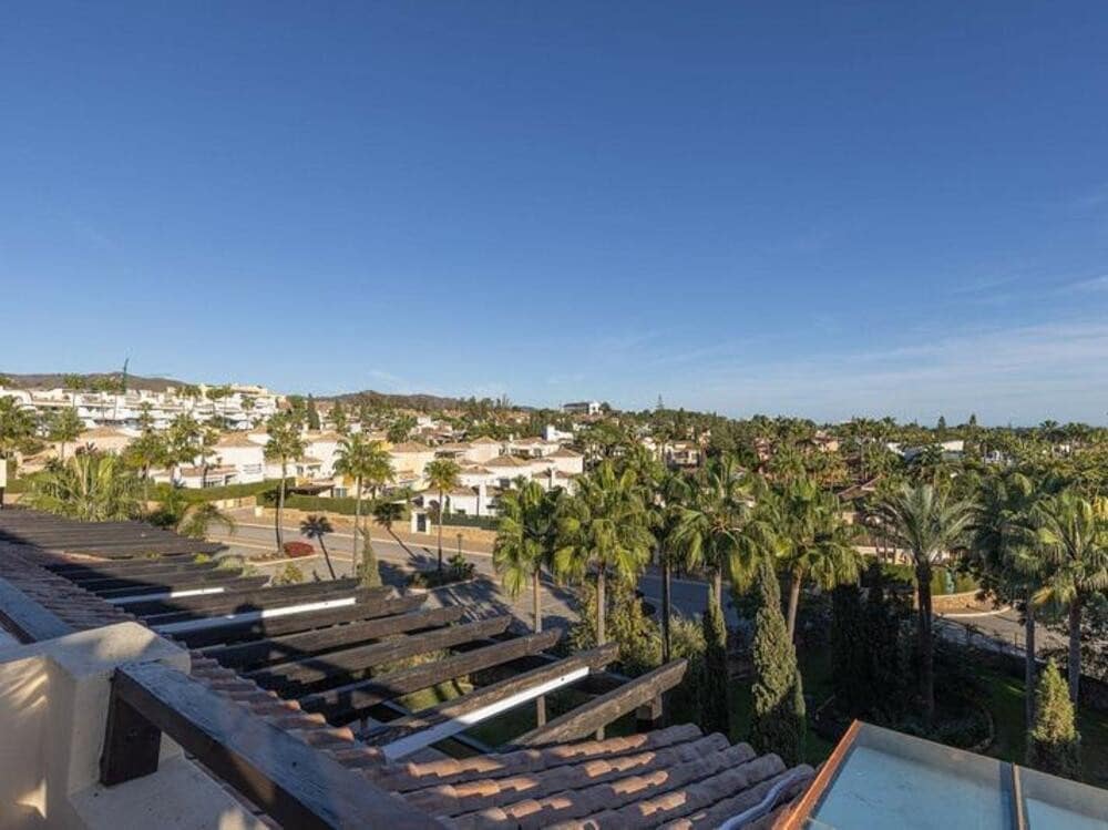 5 quarto Penthouse para venda em Marbella com piscina garagem - 860 000 € (Ref: 9654502)