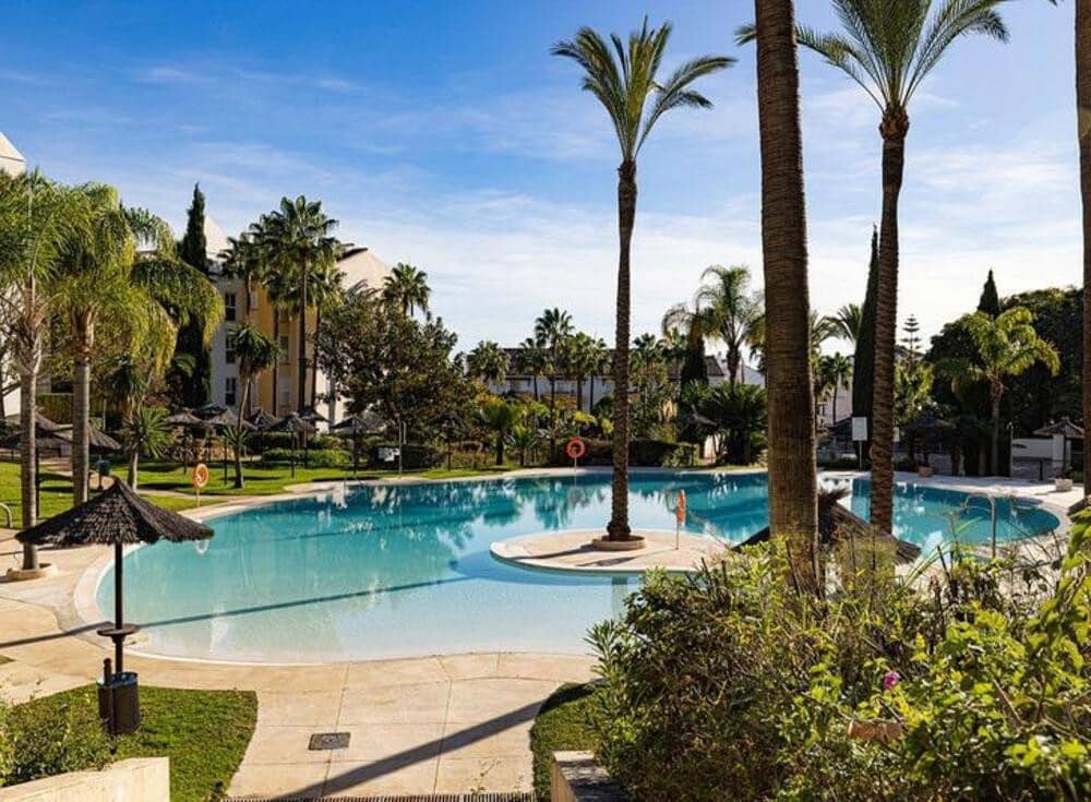 5 quarto Penthouse para venda em Marbella com piscina garagem - 860 000 € (Ref: 9654502)