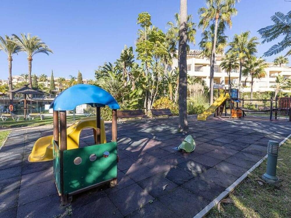 5 quarto Penthouse para venda em Marbella com piscina garagem - 860 000 € (Ref: 9654502)