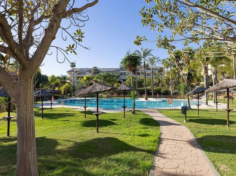 5 quarto Penthouse para venda em Marbella com piscina garagem - 860 000 € (Ref: 9654502)