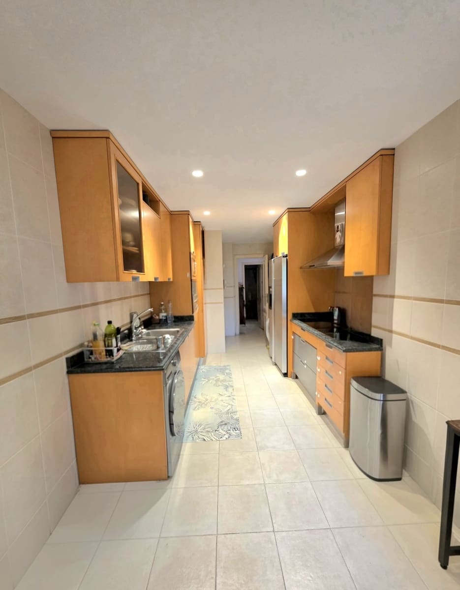 Apartamento de 2 habitaciones en Marbella en alquiler con garaje - 3.000 € (Ref: 9654507)