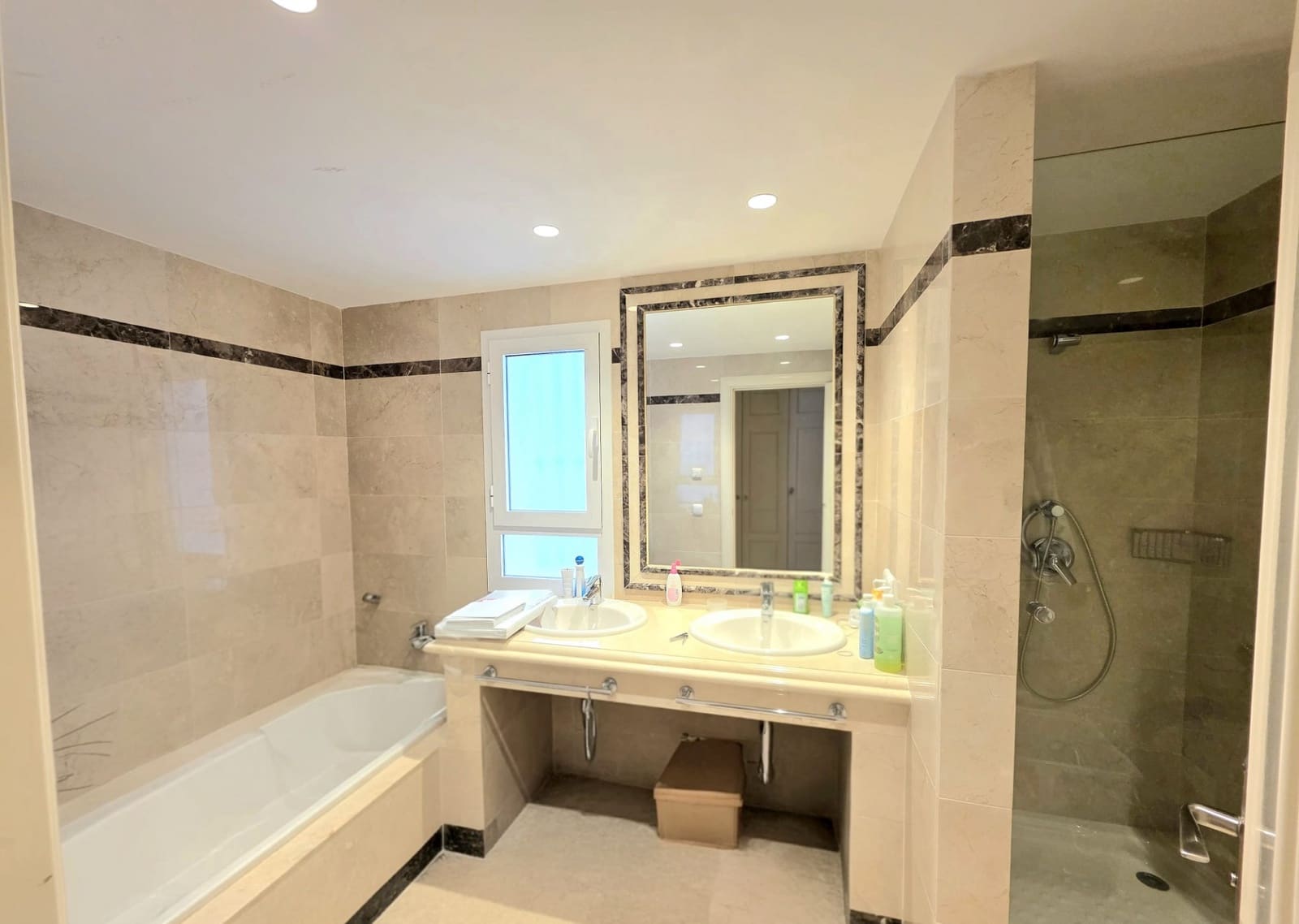 Apartamento de 2 habitaciones en Marbella en alquiler con garaje - 3.000 € (Ref: 9654507)