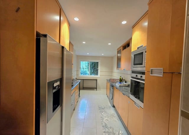 Apartamento de 2 habitaciones en Nagüeles Alto, Marbella en alquiler con garaje - 3.000 € (Ref: 9654507)