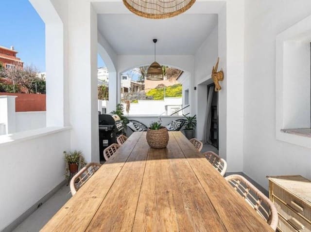 5 sypialnia Willa na sprzedaż w Altos de Estepona, Estepona z basenem garażem - 995 000 € (Ref: 9658140)