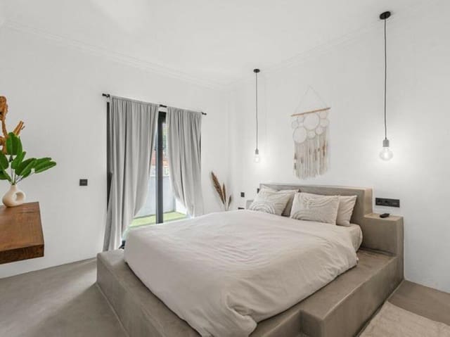 5 sypialnia Willa na sprzedaż w Altos de Estepona, Estepona z basenem garażem - 995 000 € (Ref: 9658140)