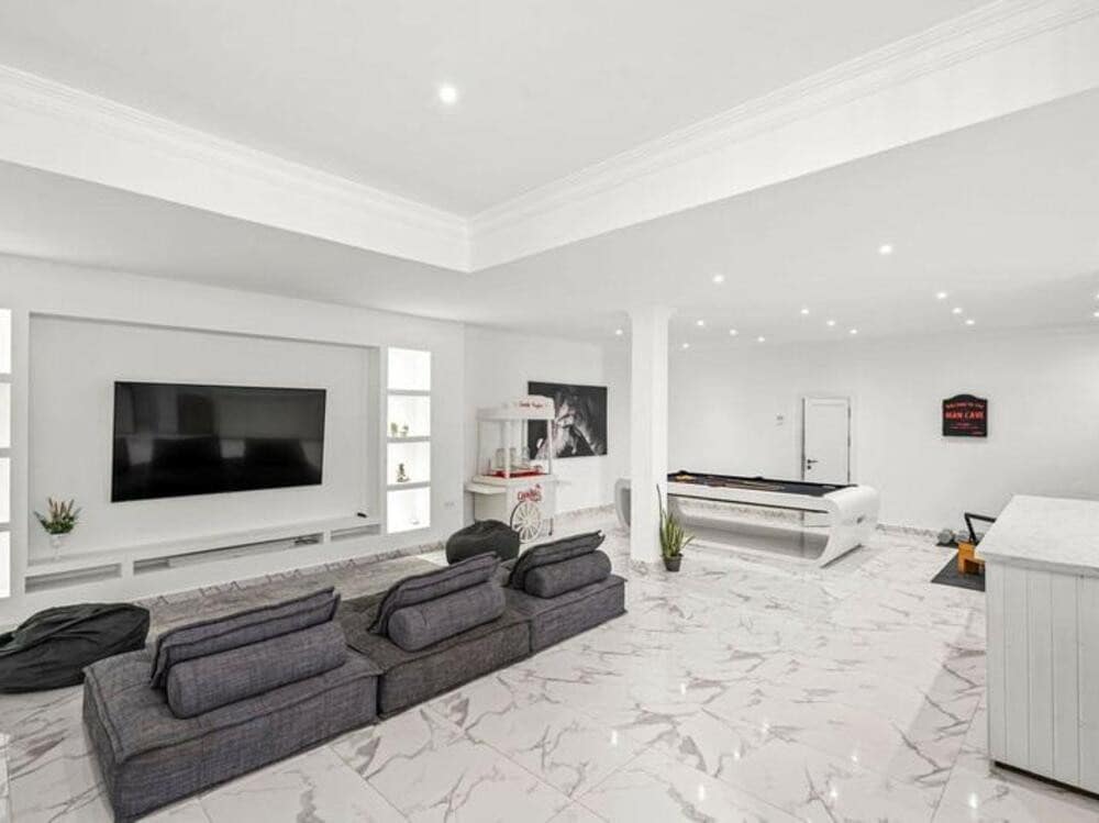 5 sypialnia Willa na sprzedaż w Estepona z basenem garażem - 995 000 € (Ref: 9658140)