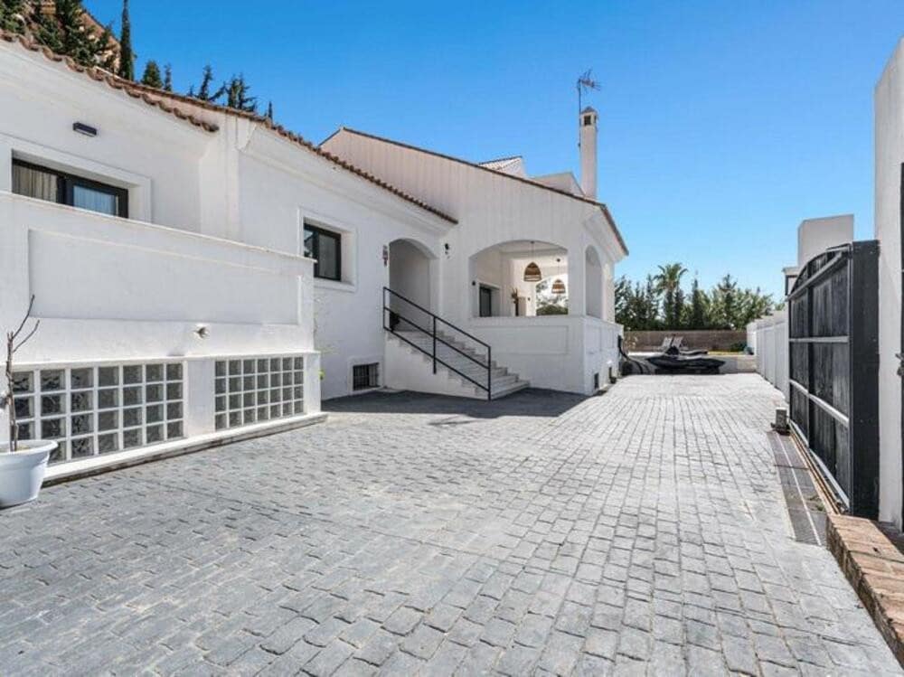 5 sypialnia Willa na sprzedaż w Estepona z basenem garażem - 995 000 € (Ref: 9658140)