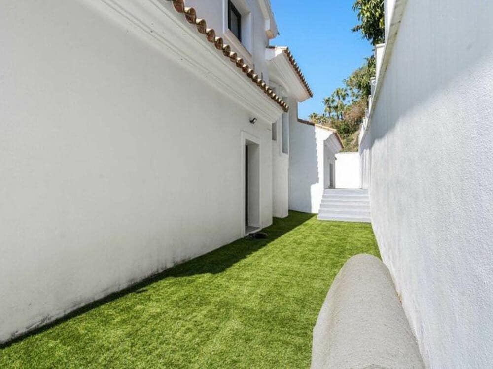 5 sypialnia Willa na sprzedaż w Estepona z basenem garażem - 995 000 € (Ref: 9658140)