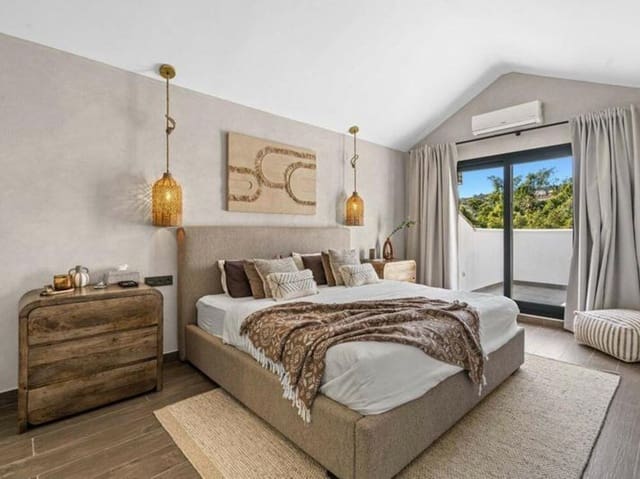 5 sypialnia Willa na sprzedaż w Altos de Estepona, Estepona z basenem garażem - 995 000 € (Ref: 9658140)