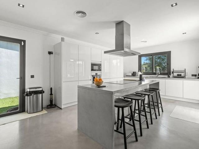 5 soverom Villa til salgs i Altos de Estepona, Estepona med svømmebasseng garasje - € 995 000 (Ref: 9658140)