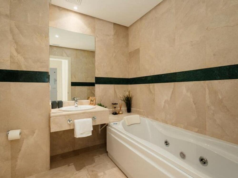 3 bedroom Penthouse for sale in Marbella - € 690,000 (Ref: 9665703)