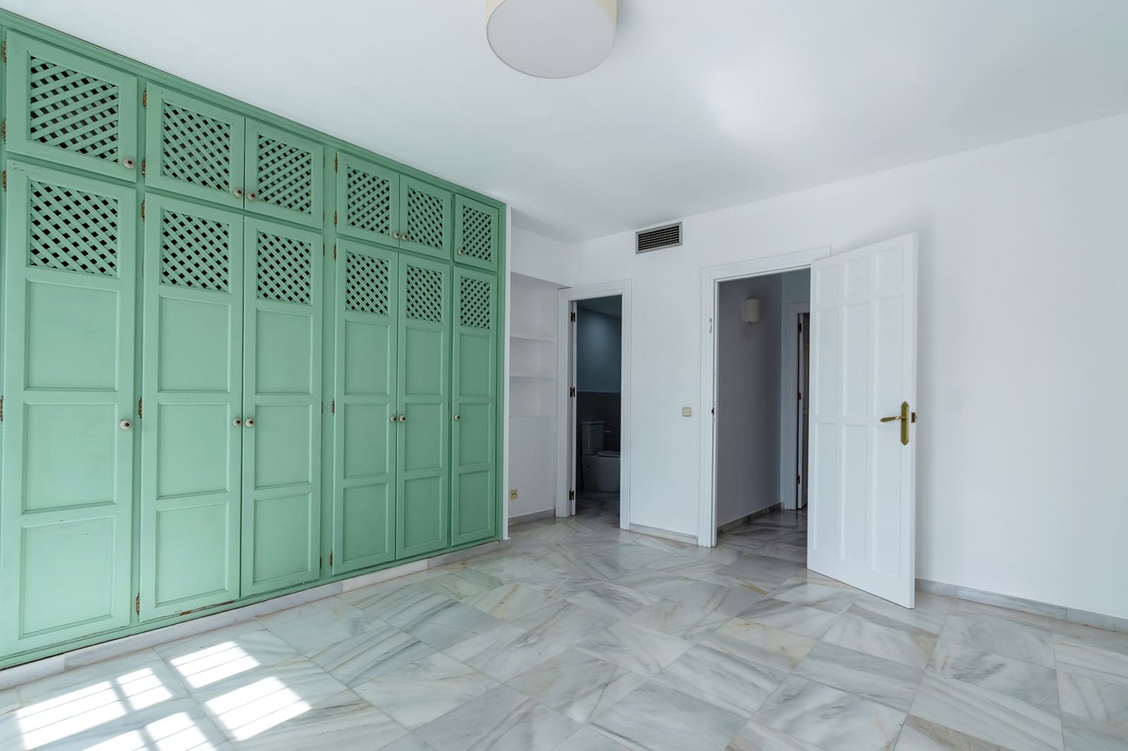 3 slaapkamer Huis te huur in Marbella met zwembad garage - € 3.000 (Ref: 9665704)