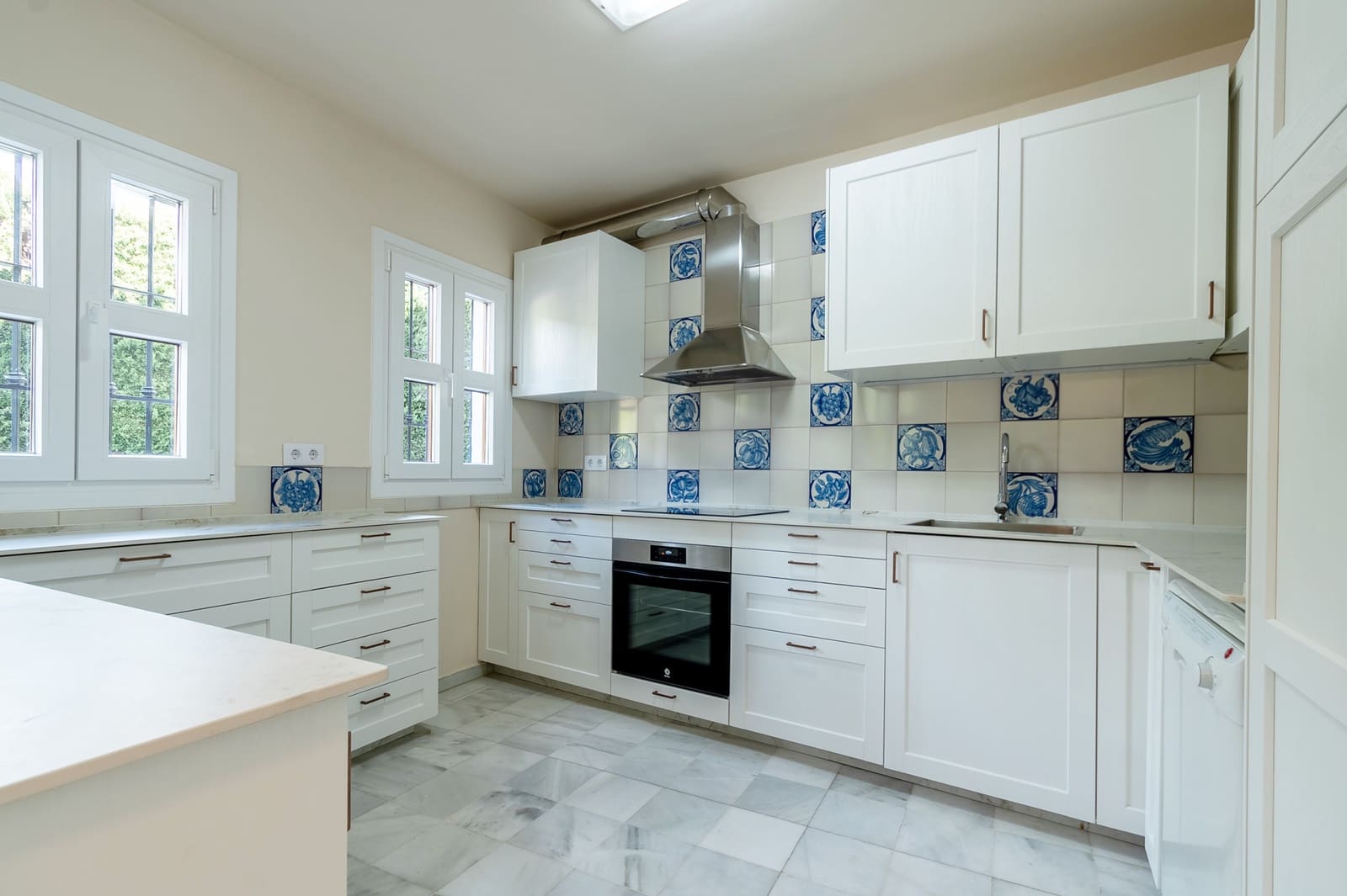 3 slaapkamer Huis te huur in Marbella met zwembad garage - € 3.000 (Ref: 9665704)