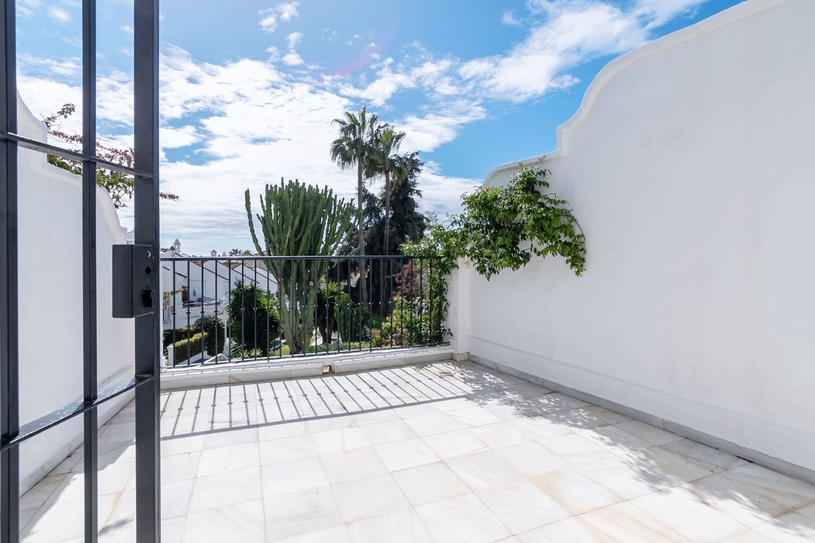 3 slaapkamer Huis te huur in Marbella met zwembad garage - € 3.000 (Ref: 9665704)