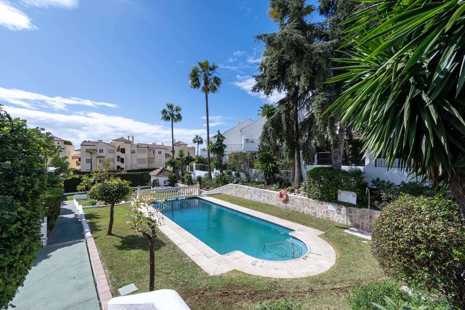 3 slaapkamer Huis te huur in Marbella met zwembad garage - € 3.000 (Ref: 9665704)