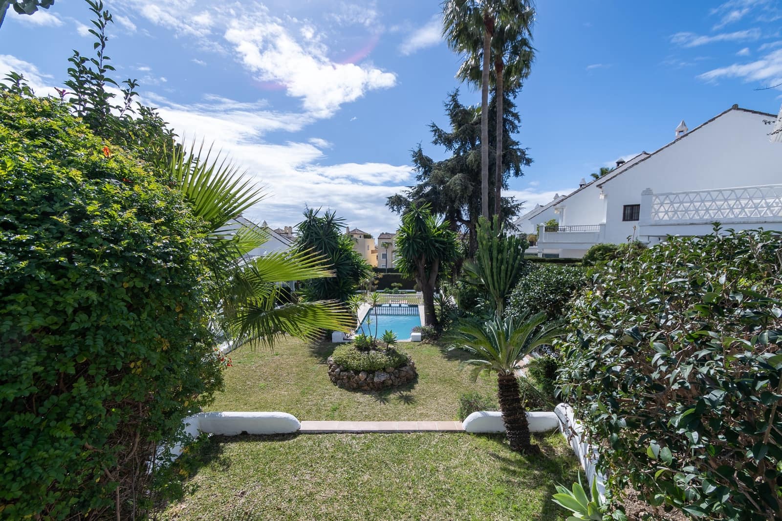 3 slaapkamer Huis te huur in Marbella met zwembad garage - € 3.000 (Ref: 9665704)