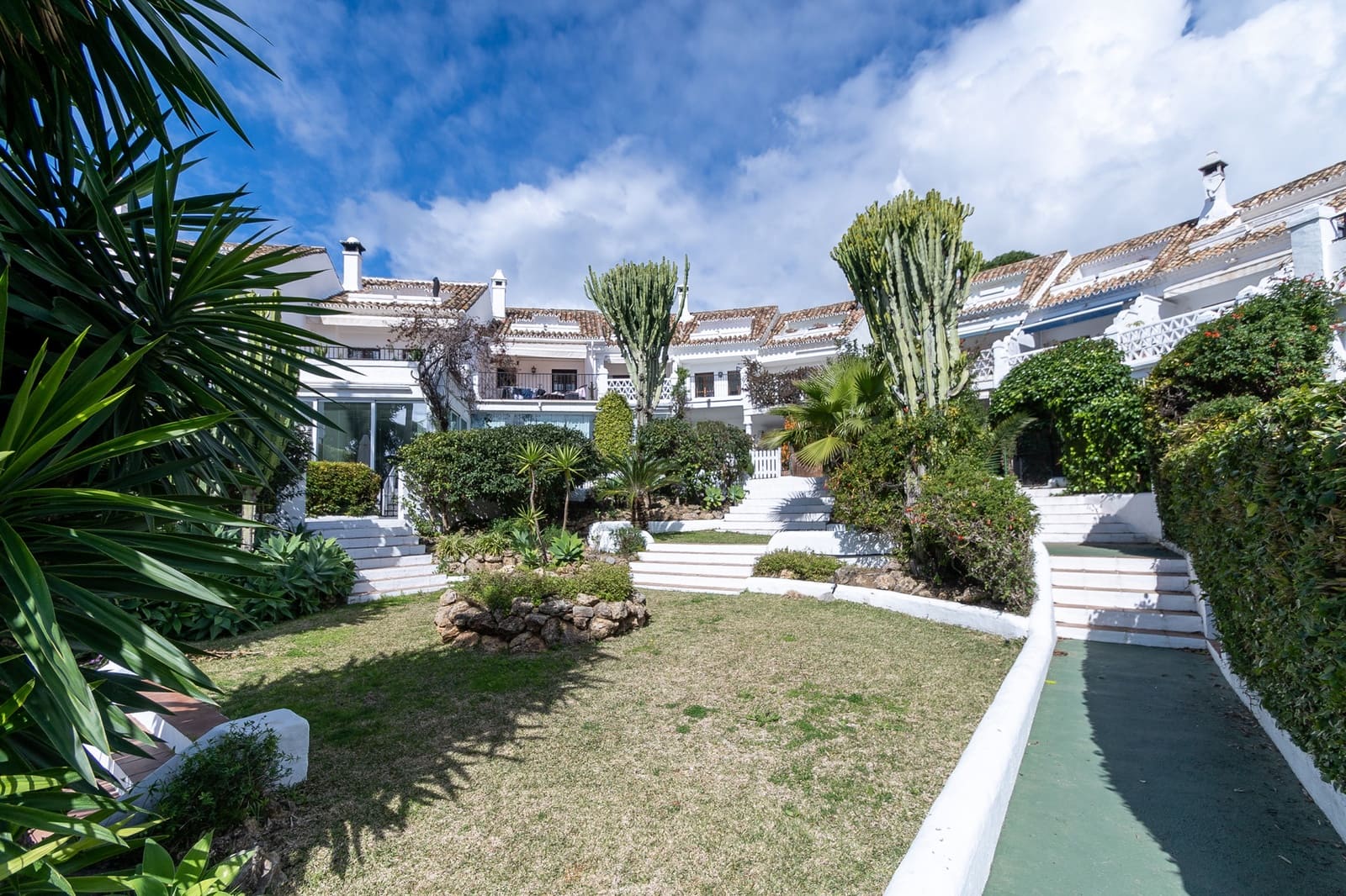 3 slaapkamer Huis te huur in Marbella met zwembad garage - € 3.000 (Ref: 9665704)