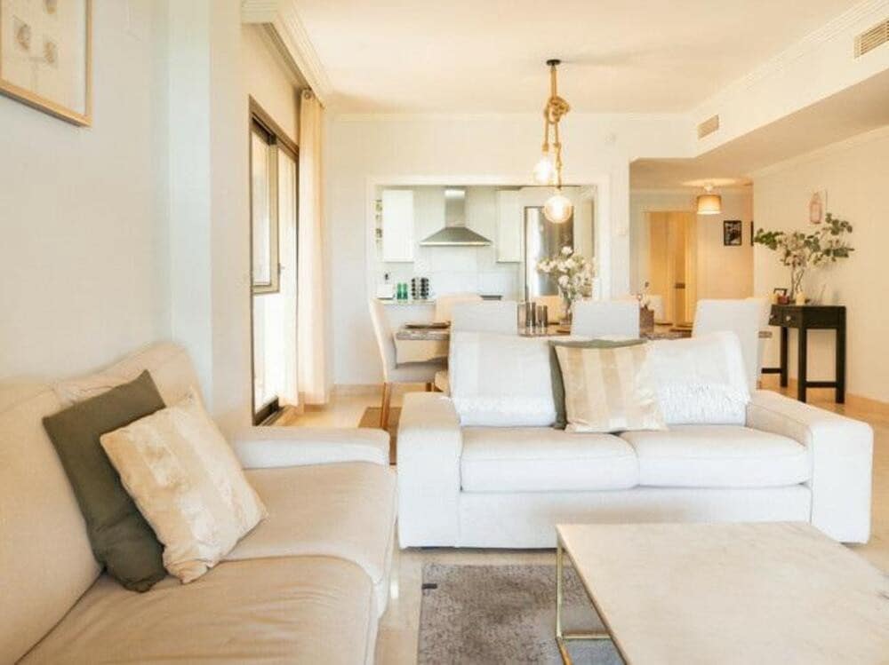 Apartamento de 3 habitaciones en Benahavís en venta con piscina garaje - 630.000 € (Ref: 9665705)