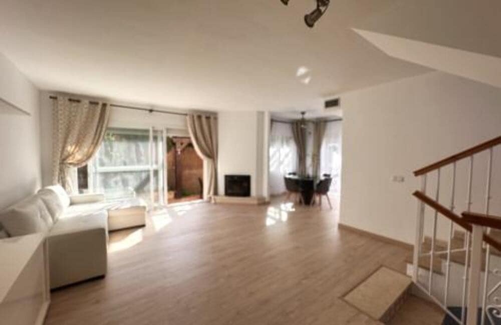 Villa/Maison Semi-Mitoyenne de 4 chambres à louer à Marbella avec piscine garage - 3 500 € (Ref: 9665706)