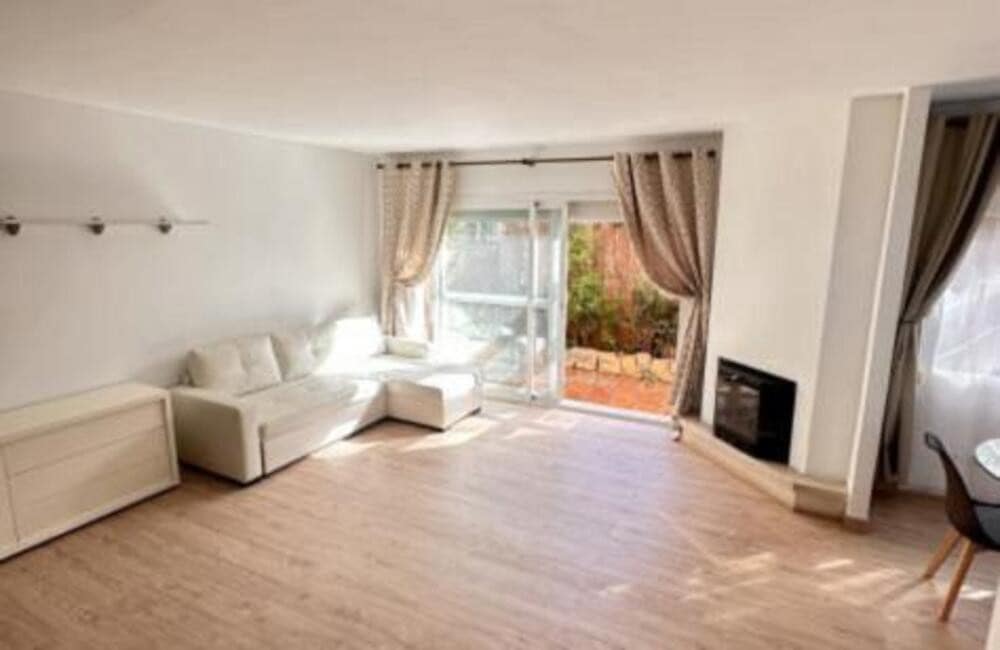 Villa/Maison Semi-Mitoyenne de 4 chambres à louer à Marbella avec piscine garage - 3 500 € (Ref: 9665706)