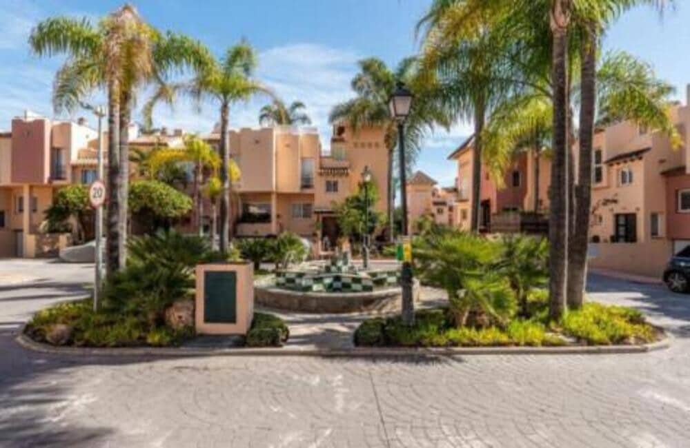 Villa/Maison Semi-Mitoyenne de 4 chambres à louer à Marbella avec piscine garage - 3 500 € (Ref: 9665706)