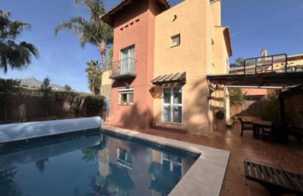 Villa/Maison Semi-Mitoyenne de 4 chambres à louer à Marbella avec piscine garage - 3 500 € (Ref: 9665706)