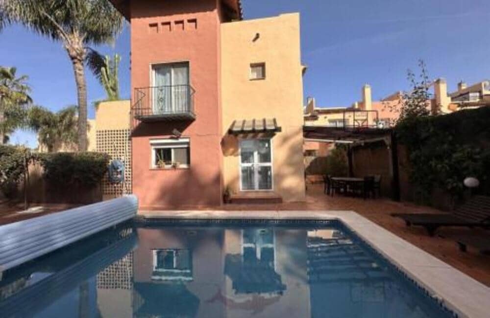 Villa/Maison Semi-Mitoyenne de 4 chambres à louer à Marbella avec piscine garage - 3 500 € (Ref: 9665706)